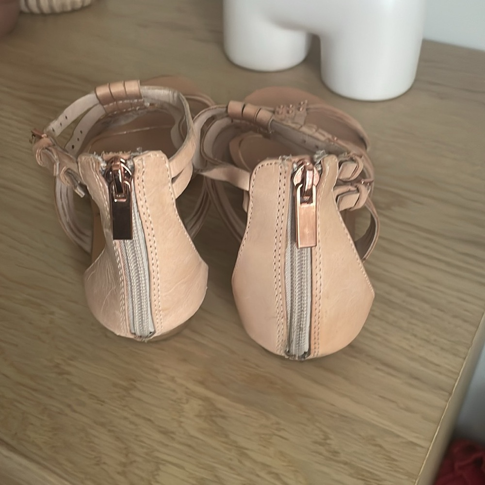 ♥️⭐️♥️⭐️ Blush leather sandals from Dolce Vita - Picture 3 of 3